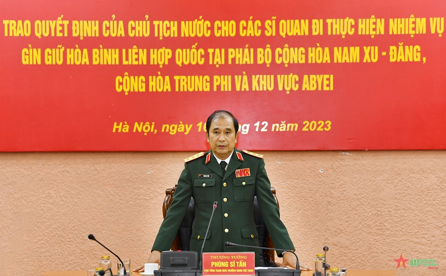 /UploadStore/admin/231210 Trao QD cua CTN cho si quan di thuc hien nhiem vu GGHB/03.jpg